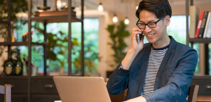 ネットワーキングする男性